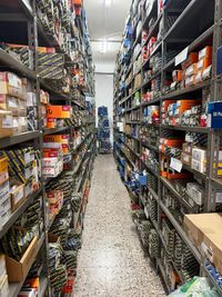 Pasillo del almac&eacute;n de LK Recambios con estanter&iacute;as llenas de recambios
