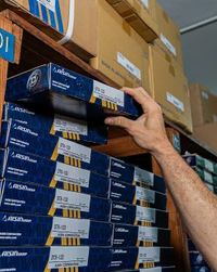 Recambios Aisin colocados en la estantería