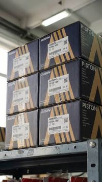 Cajas de pistones Aisin en el almacén